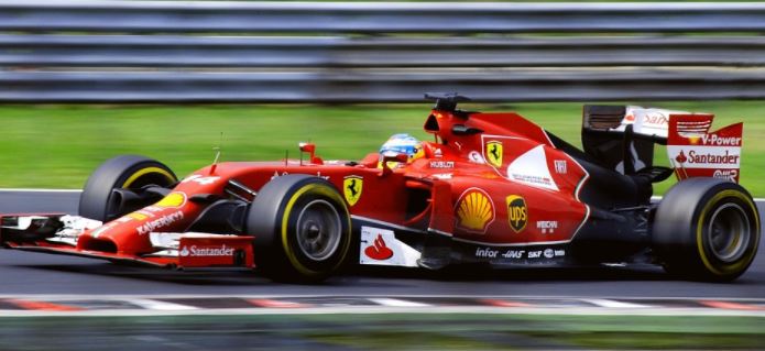 rotes Formel 1 Auto auf der Rennstrecke