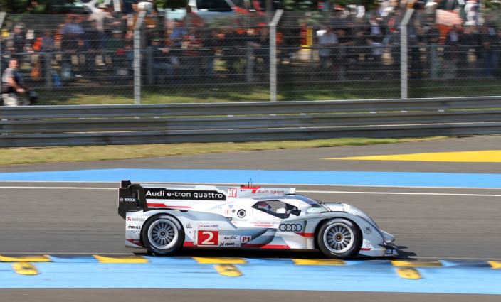 Silber Rennauto auf der Rennstrecke